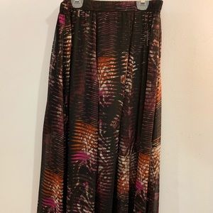 Maxi skirt with slit on the side